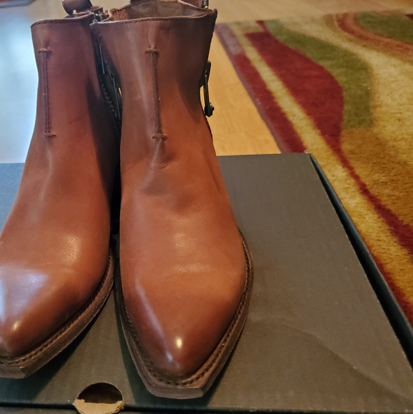 Bran new Frye Sacha moto shortie, sz 5.5M Cognac. - Picture 2 of 3